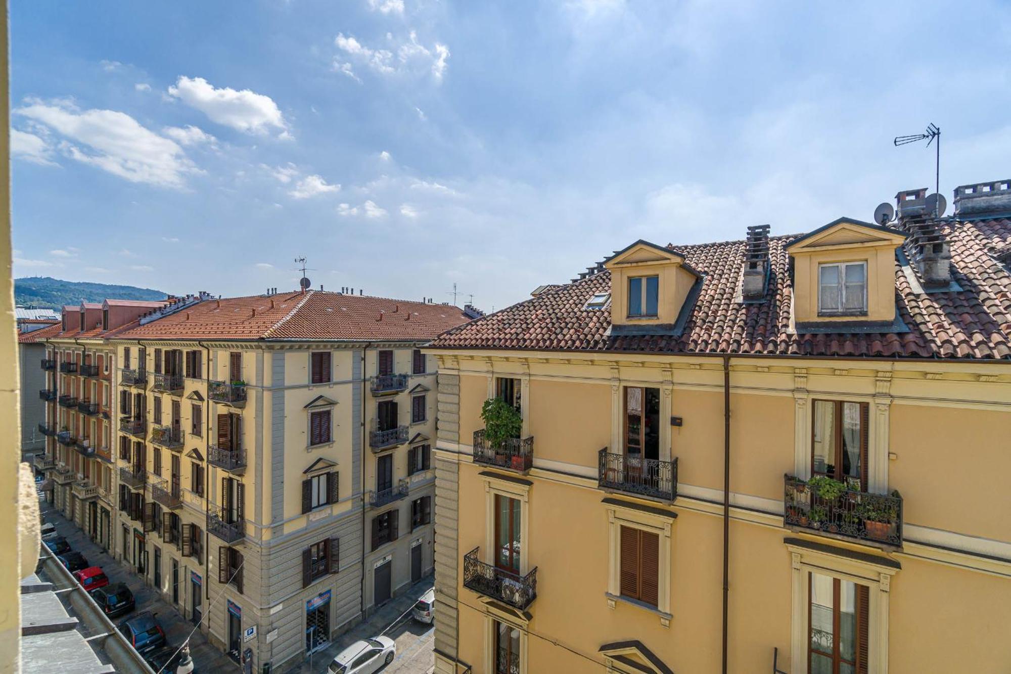 Апартаменты Casa Valeggio Attic Apt Few Steps From Porta Nuova Турин Экстерьер фото