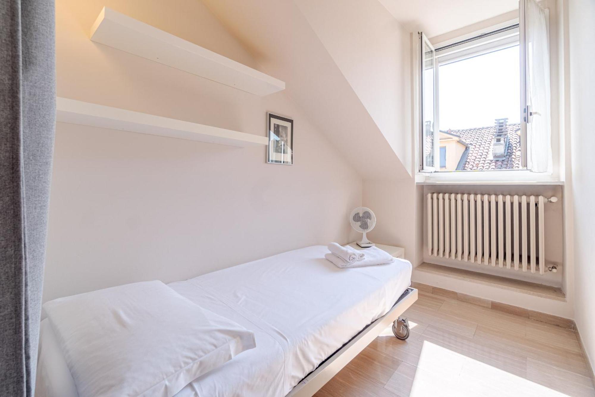 Апартаменты Casa Valeggio Attic Apt Few Steps From Porta Nuova Турин Экстерьер фото