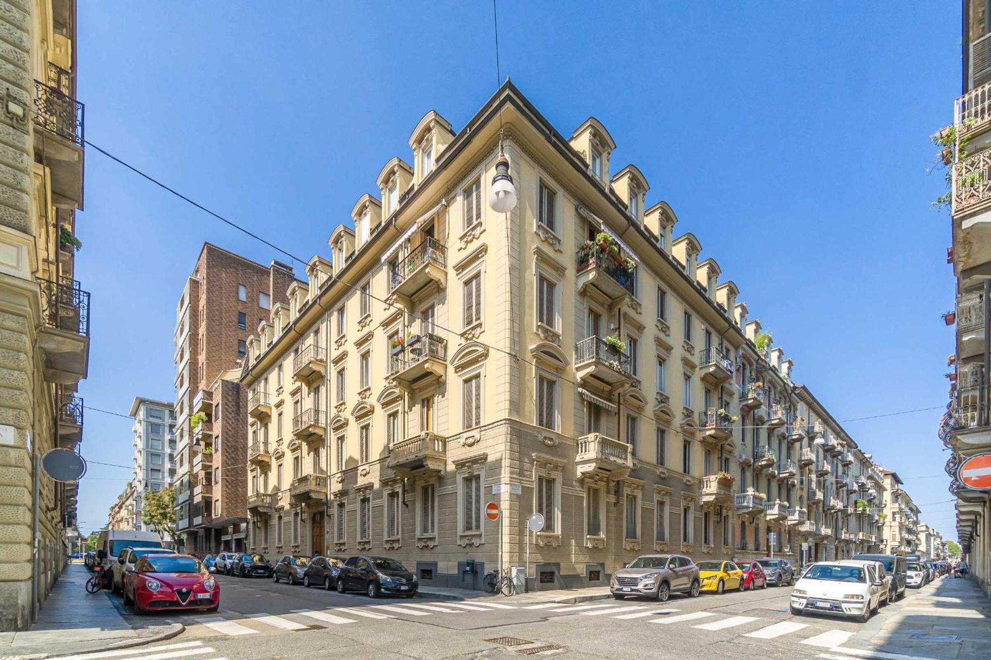 Апартаменты Casa Valeggio Attic Apt Few Steps From Porta Nuova Турин Экстерьер фото